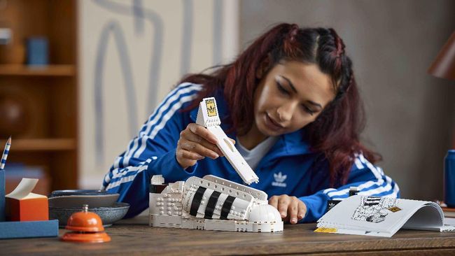 Lego membuat koleksi ikonik sepatu adidas superstar 10282 sesuai ukuran sepatu aslinya.